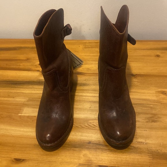 NWT Frye Lucinda Short Reddish Dark Brown Size 6 - Picture 7 of 13